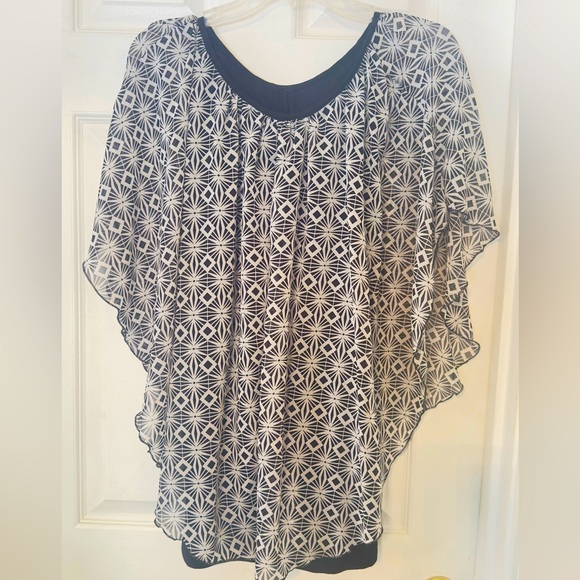 🤍☑️Cool Lightweight BNW Print Top XL🤍☑️ - Picture 1 of 2